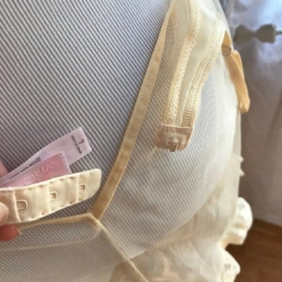 VICTORIA’S Secret: Very Sexy Cream Lace Chemise - Picture 8 of 8